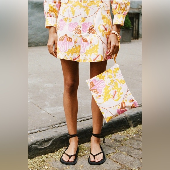 NWT Zara Pleated High Waisted Floral Shorts Size M - Picture 2 of 9